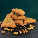 Faisalia Gebäck mit Nussfüllung in traditioneller Form