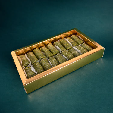 Pistazienrolle Baklava mit fein geschichteten Teiglagen und Pistazienfüllung